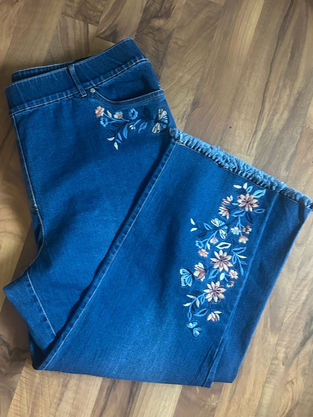 Alfred Dunner Blue Pull-On Crop Capris Jeans Plus 18 Floral Embroidery - Picture 9 of 11